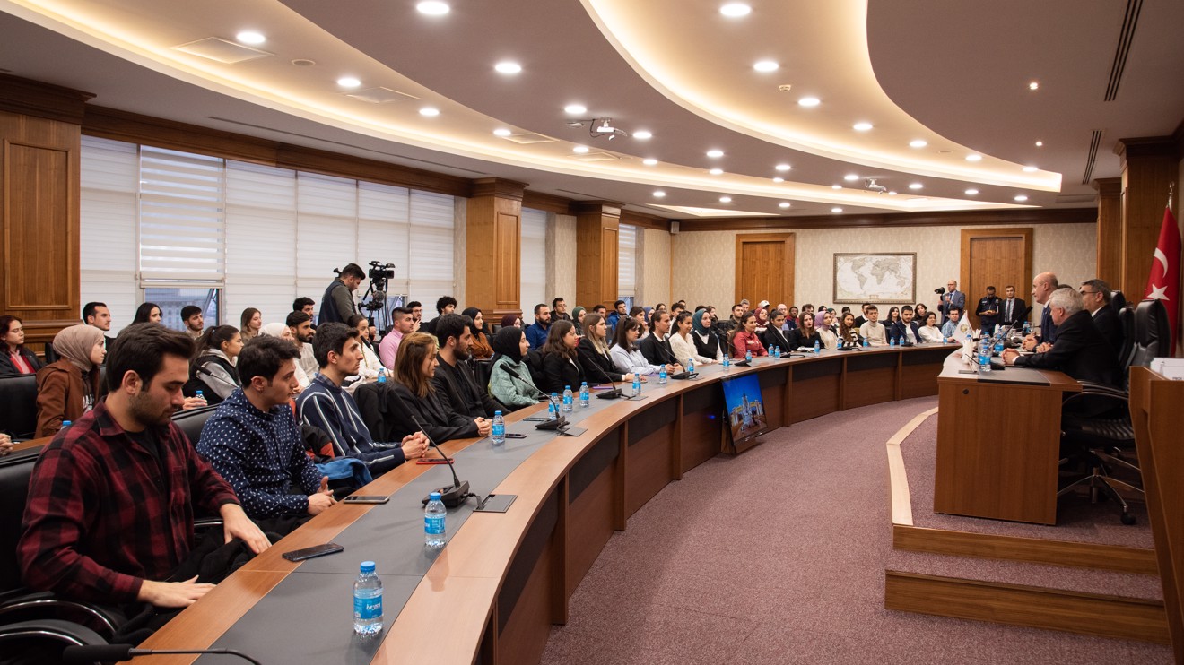 YÖK Başkanı Prof. Dr. Özvar, Selçuk Üniversitesinde öğrencilerle bir araya geldi